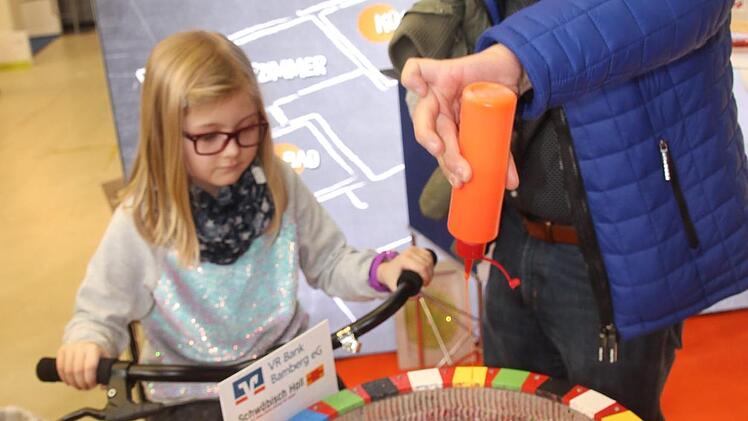 Am Stand der Raiffeisenbank sorgte das "Mal-Fahrrad" für Aufsehen.