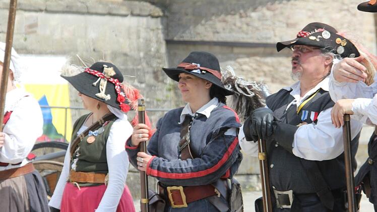 Bunt und laut ging's auf der Festung Rosenberg zu, als Kronachs Bürgermeister Beiergrößlein mit Salutschüssen   (von der "Cronacher-Ausschuss-Compagnie 1632") und den "tapferen Weibern" sowie Luftballons den offiziellen Startschuss gab.