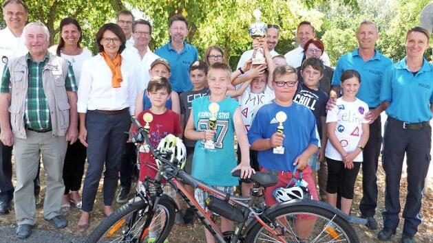 Die Sieger des Ehrenwimpel-Turniers und die beste Schulklasse aus Trebgast mit den Ehrengästen