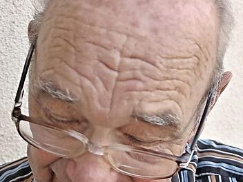 Alfred Walz, Gründungsmitglied und 43 Jahre lang Vorsitzender der Schnupferfreunde Reutersbrunn, bei der Ausführung seines Hobbys.  Foto: Helmut Will