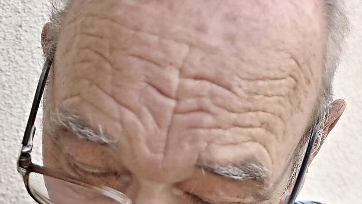 Alfred Walz, Gründungsmitglied und 43 Jahre lang Vorsitzender der Schnupferfreunde Reutersbrunn, bei der Ausführung seines Hobbys.  Foto: Helmut Will