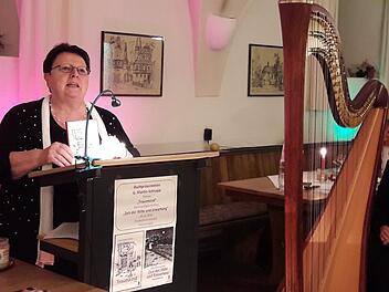 Gertie-Martin Schnapp  las aus ihren Büchern, Harfinistin Anne Kox-Schindelin begleitete sie. Foto: Hartmut Hessel