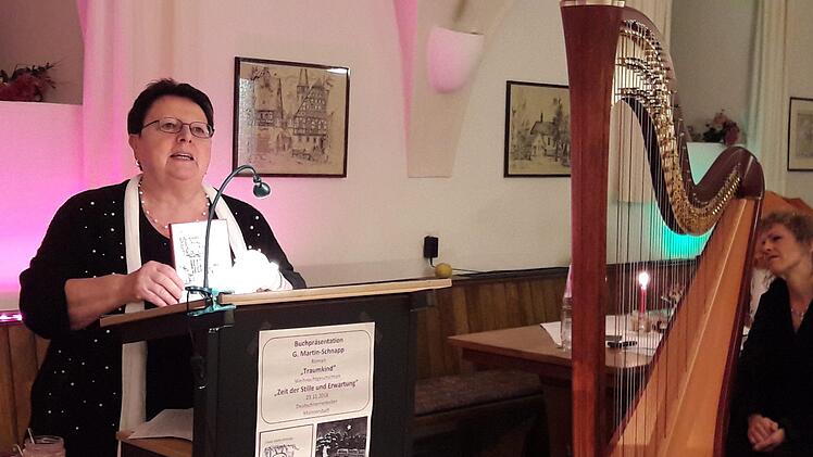 Gertie-Martin Schnapp  las aus ihren Büchern, Harfinistin Anne Kox-Schindelin begleitete sie. Foto: Hartmut Hessel