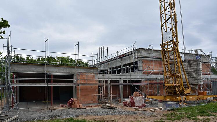 Der Bau wächst: Das Dorfgemeinschafts- und Sportzentrum in Obertheres soll bis Mai 2020 fertiggestellt sein.  Ulrike Langer