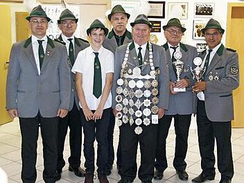 Schützenkönig und Pokalsieger beim Schützenfest in Pressig (von links): Vorstand Michael Reuth, 2. Ritter Roland Backer, 2. Jugendritter Dario Beetz, 1. Ritter Holger Beetz, Schützenkaiser Siegfried Hotz, Gerhard Fischer (Gewinner Pokals der Könige), Eduardo Iuliano (Gewinner des Schützenpokals). Foto: K.-H. Hofmann