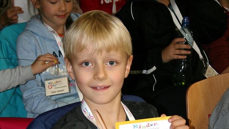 John Heinrich hatte die Küpser Schul-Eule dabei. Foto: Sabine Nuber