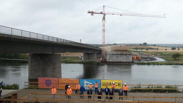 Im Entstehen ist momentan die Behelfsbrücke, mit der eine lange Sperrung der Strecke vermieden wird. Die Behelfsbrücke entsteht neben dem bestehenden Übergang, der später abgebrochen und an dessen Stelle dann der Neubau errichtet wird. Christian Licha
