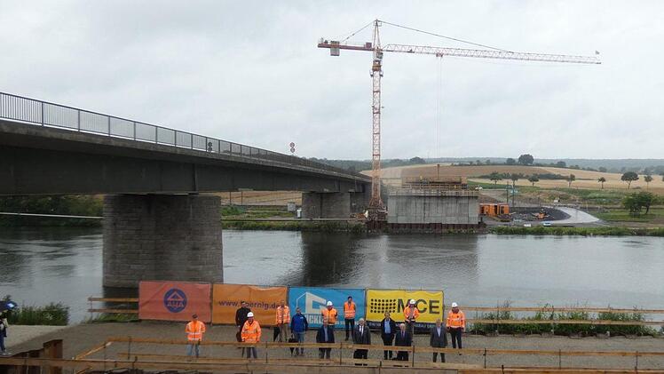 Im Entstehen ist momentan die Behelfsbrücke, mit der eine lange Sperrung der Strecke vermieden wird. Die Behelfsbrücke entsteht neben dem bestehenden Übergang, der später abgebrochen und an dessen Stelle dann der Neubau errichtet wird. Christian Licha