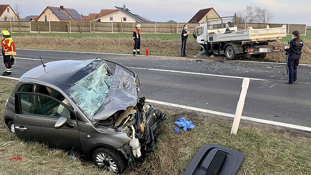 Frontalzusammensto&szlig; mit Lastwagen: Frau in Kleinwagen eingeklemmt