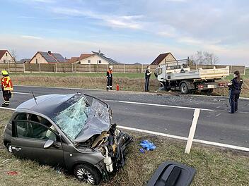 Frontalzusammenstoß mit Lastwagen: Frau in Kleinwagen eingeklemmt