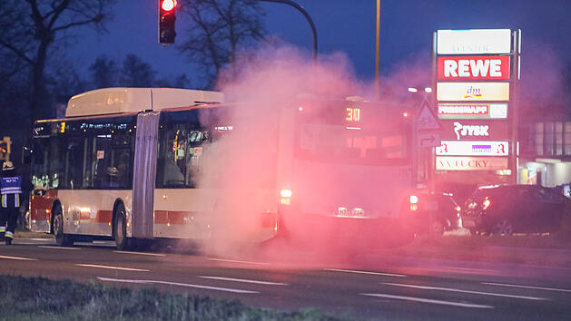 B4 bei N&uuml;rnberg: Feuerwehr zuf&auml;llig vor Ort: Linienbus f&auml;ngt Feuer