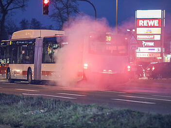 B4 bei Nürnberg: Feuerwehr zufällig vor Ort: Linienbus fängt Feuer