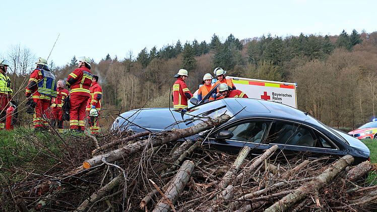 Schwerer Unfall bei Elsenfeld: Baumstamm kracht durch Autoscheibe