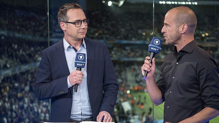 Sie galten viele Jahre als eingespieltes Team bei den Begegnungen der Nationalmannschaft in der ARD: Moderator Matthias Opdenh&ouml;vel (links) und Experte Mehmet Scholl.