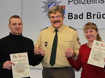 Dienststellenleiter Herbert Markert dankte Elke Müller und Thomas Hüfner für ihren Einsatz. Foto: Ulrike Müller