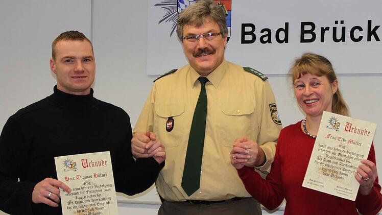 Dienststellenleiter Herbert Markert dankte Elke Müller und Thomas Hüfner für ihren Einsatz. Foto: Ulrike Müller