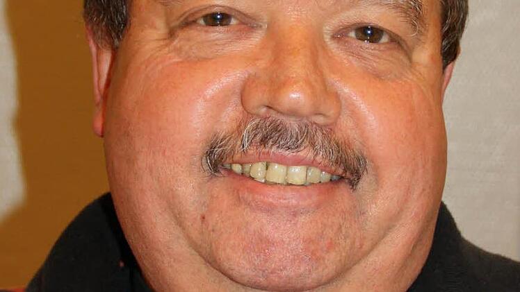 "Aus meiner Sicht ist Pflaster viel schlechter als Asphalt", sprach sich Anwohner Reinhold Henkel gegen Pflastersteine auf den Gehwegen aus. Er schlug vor, die Gehwege durch einen hellen oder sogar farbigen Asphalt von der Fahrbahn abzuheben. Dabei gehe es ihm vor allem um die Gestaltung: "Selbst wenn die Stadt die Mehrkosten übernimmt, bin ich für Asphalt", betont Henkel. Dass mit Pflaster spätere Reparaturen einfacher möglich seien, ließ Henkel auch nicht gelten: "Man kann auch den Asphalt ...