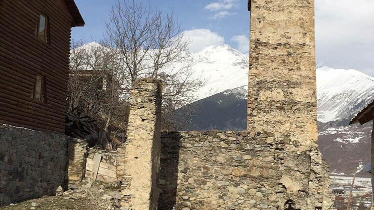 Die Steintürme von Mestia sind weltberühmt und gehören zum UNESCO-Welt-Kulturerbe - natürliche schauten sich die Skifanatiker auch ein bisschen Kultur an. Foto: privat