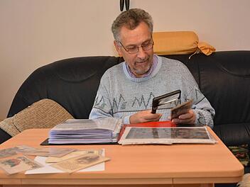 Erich Fries arbeitet an seiner Sammlung. Foto: Björn Hein