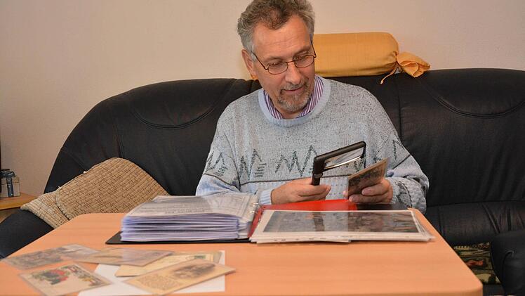 Erich Fries arbeitet an seiner Sammlung. Foto: Björn Hein