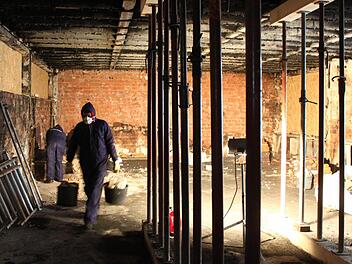 Die Brandsanierer der Fürther Firma Pfeifer sind dabei, den ausgebrannten Raum vom Schutt zu befreien. Bei dem Feuer im Oktober war ein Schadenin Höhe von insgesamt 280 000 Euro entstanden. Foto: Jürgen Gärtner