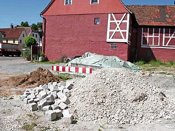 Der ölhaltige Schotter ist durch Folie abgedichtet. Auch Baumaterial für den Pavillon auf der gegenüberliegenden Straßenseite ist auf dem Platz des ehemaligen Rosenzweighauses gelagert.  Foto: Evi Seeger