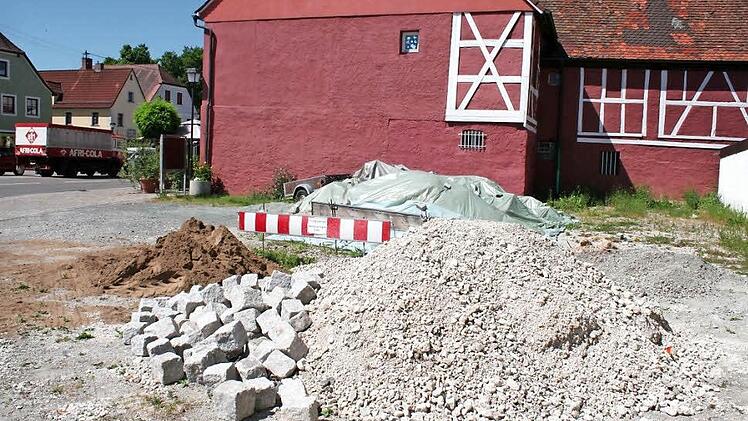 Der ölhaltige Schotter ist durch Folie abgedichtet. Auch Baumaterial für den Pavillon auf der gegenüberliegenden Straßenseite ist auf dem Platz des ehemaligen Rosenzweighauses gelagert.  Foto: Evi Seeger