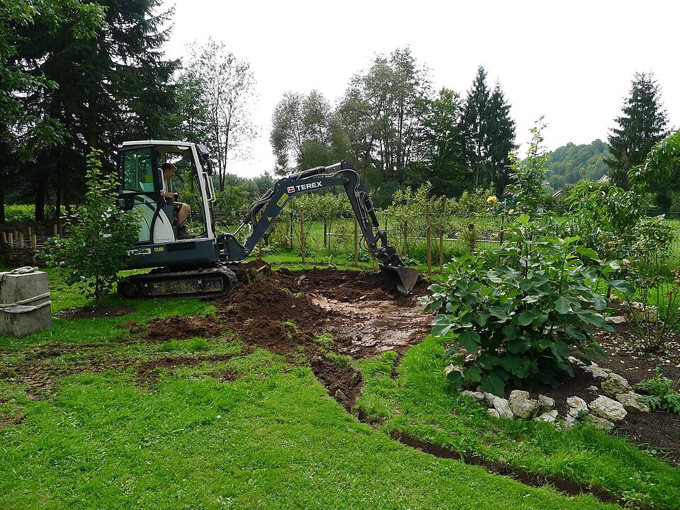 Baggertag: Das Fundament der künftigen Terrassen und Wege wird angelegt.
