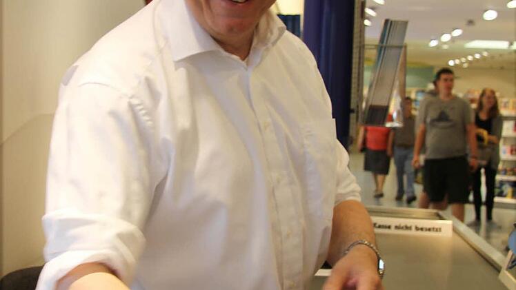 Juhuu, geschafft - als letztes zog Oberbürgermeister Henry Schramm eine Flasche Wasser über die Scannerkasse.