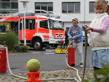 Celina aus Diebach und ihr Bruder Timo hatten beim Tag der offenen Tür in der Capio Franz von Prümmer-Klinik viel Spaß. Foto: Ulrike Müller