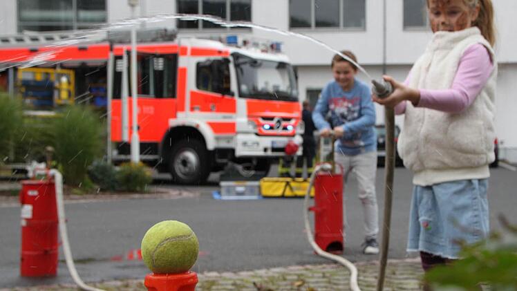 Celina aus Diebach und ihr Bruder Timo hatten beim Tag der offenen Tür in der Capio Franz von Prümmer-Klinik viel Spaß. Foto: Ulrike Müller