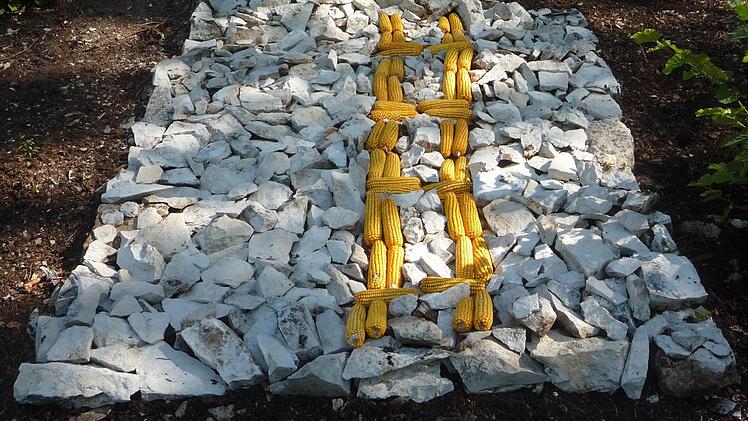 "Himmelsleiter" - aus Jurakalkstein und Maiskolben, vor der Plünderung durch hungrige Wildschweine Foto: Hubert Kolling