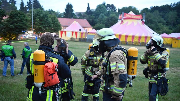 Feuerwehrleute stehen vor dem "Zirkus Giovanni", für den die Salesianer Don Bosco in Bamberg auch bekannt sind. Foto: R. Rinklef