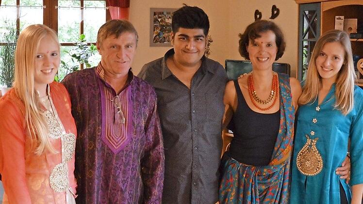 Vaibhaw Doshi aus Indien ist einer der Teilnehmer am Lions-Youth-Camp. In der ersten Woche war er in Fatschenbrunn bei der Familie Thierstein zu Gast. Doshi ist eine echte Frohnatur und hat Vater Peter, Mutter Monika und Gastgeber-Schwestern Verena und Johanna landestypisch eingekleidet. Ein Hauch Asien im Steigerwald!