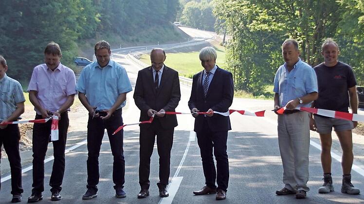 Neu ausgebaut ist die HAS 26 von Fabrikschleichach in Richtung Hundelshausen. Gestern wurde der letzte Bauabschnitt für den Verkehr freigegeben. Unser Bild zeigt (von links) das Ehepaar Ruck vom Technischen Büro Werner in Eltmann, den Leiter des Kreistiefbaus, Alfons Schanz, Bürgermeister Matthias Bäuerlein, Landrat Wilhelm Schneider, Bauoberrat Manfred Rott, Bauleiter Karl Reuther, Polier Martin Beck und Hubert Schramm vom Kreis-Tiefbau. Fotos: Sabine Weinbeer