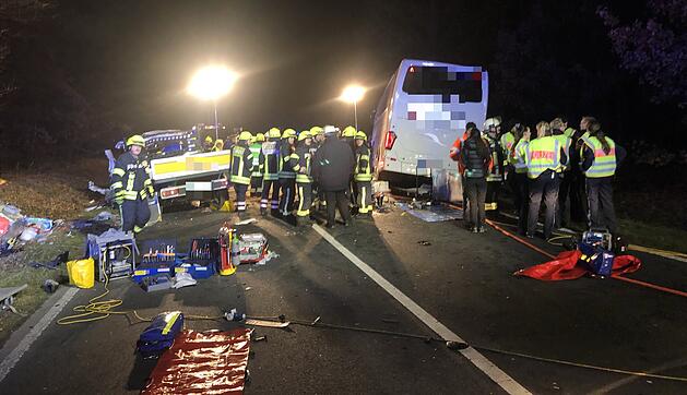 B26 bei Stockstadt: Kleintransporter kollidiert mit Reisebus &ndash;  mehrere Verletzte