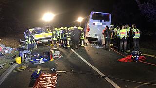 B26 bei Stockstadt: Kleintransporter kollidiert mit Reisebus – mehrere Verletzte B26 bei Stockstadt: Kleintransporter kollidiert mit Reisebus – mehrere Verletzte