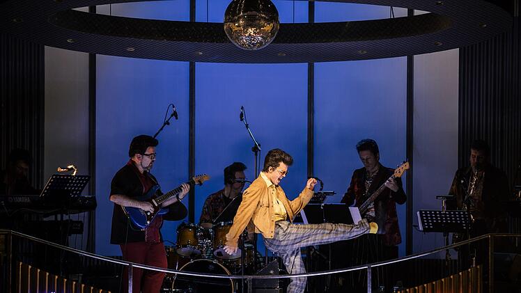 Begeisterten Applaus gab es bei der Wiederaufnahme des Rock'n'Roll-Musicals "A Spider Murphy Story" im Landestheater Coburg.Foto: Sebastian Buff