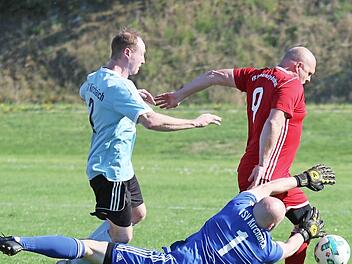 Der Hermannsberger Alexander Frank auf dem Weg zum 2:1 gegen den TSV Kirchaich: Torwart Thomas St&auml;blein und Fabian Burger sind machtlos. Ein Symbolbild f&uuml;r den letzten Spieltag?  Foto: Ralf Naumann