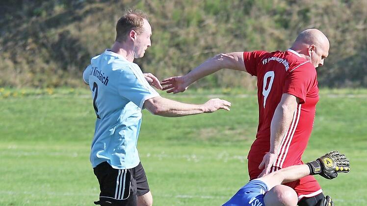 Der Hermannsberger Alexander Frank auf dem Weg zum 2:1 gegen den TSV Kirchaich: Torwart Thomas St&auml;blein und Fabian Burger sind machtlos. Ein Symbolbild f&uuml;r den letzten Spieltag?  Foto: Ralf Naumann