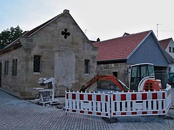 Wo an der Front der Synagoge in Gleusdorf (links) zugemauert wurde, soll sich der Toraschrein befunden haben, der aus dem Mauerwerk hervorstand. Teile der Umrandung wurden vor der Synagoge gefunden. Sie sollen sichtbar hervorgehoben werden. Rechts das Gebäude der "Judenschul", wie es in Gleusdorf genannt wird. Helmut Will