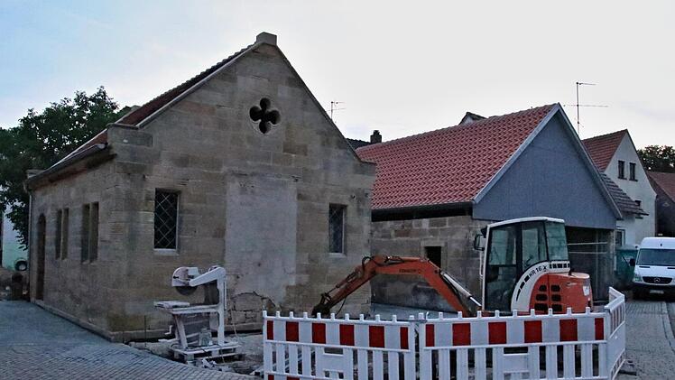 Wo an der Front der Synagoge in Gleusdorf (links) zugemauert wurde, soll sich der Toraschrein befunden haben, der aus dem Mauerwerk hervorstand. Teile der Umrandung wurden vor der Synagoge gefunden. Sie sollen sichtbar hervorgehoben werden. Rechts das Gebäude der "Judenschul", wie es in Gleusdorf genannt wird. Helmut Will