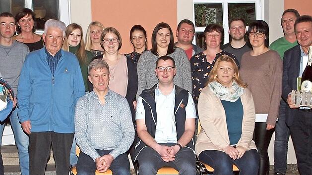 Das neu gew&auml;hlte Vorstandsteam des RVC Stetten mit Drittem Vorsitzenden Edi Meixner, Vorsitzendem Dominik J&auml;ger und der Zweiten Vorsitzenden Babsi S&uuml;hlsen (sitzend von links) sowie dem scheidenden Vorsitzenden Werner Leicht (Zweiter von rechts), dem scheidenden Radsportleiter G&uuml;nther Lamm (links) und dem Dritten B&uuml;rgermeister Winfried Weinbeer (Vierter von links). Foto: Alfred Thieret