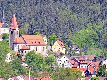 Die alte und die neue Kirche St. Pankratius in Steinberg Foto: Heike Schülein
