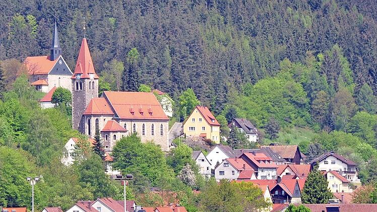 Die alte und die neue Kirche St. Pankratius in Steinberg Foto: Heike Schülein