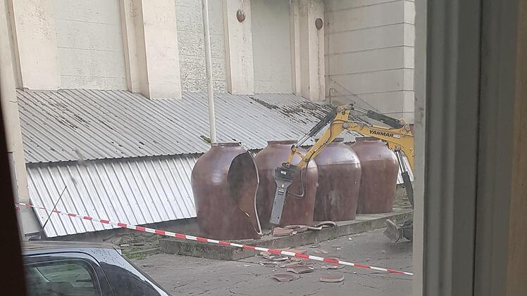 Ein Augenzeuge hat beobachtet, wie die Ton-Fässer mit dem Bagger platt gemacht wurden.Foto: privat