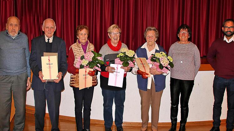 Helga Baudrexl wurde für 40-jährige Mitgliedschaft in der KAB geehrt. 60 Jahre sind Berta Beck, Ernst Kiesel sowie das Ehepaar Albert und Erika Kiesel dabei. Zweite von rechts ist Vorstandsmitglied Elfriede Katzenberger, ganz rechts Pater Sony. Foto: Dieter Britz