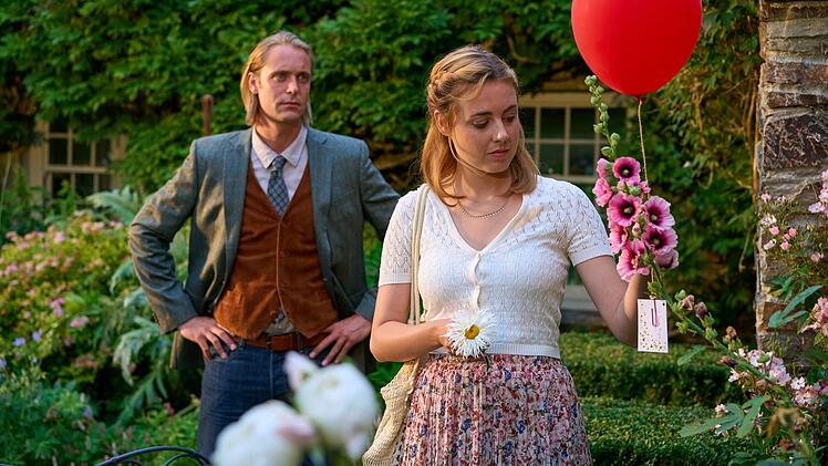 Gwen (Meriel Hinsching) und G&auml;rtnereibesitzer Joey (Bernd-Christian Althoff) finden einen Luftballon mit einer r&uuml;hrenden Nachricht von Lennards Tochter.