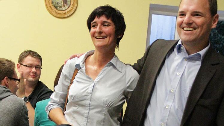 Der neue Landtagsabgeordnete Michael Hofmann mit seiner Frau Simone am Sonntag um 19.30 Uhr. Fotos: Roepert