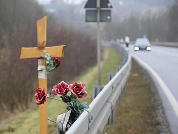 Auf der B 85 beim Kulmbacher Stadtteil Ziegelhütten starb in den frühen Morgenstunden des 4. August 2012 ein junger Mann, der vom Bierfest nach Weißenbrunn heimlaufen wollte. Er wurde von einer betrunkenen Autofahrerin überfahren. Foto: Stephan Tiroch